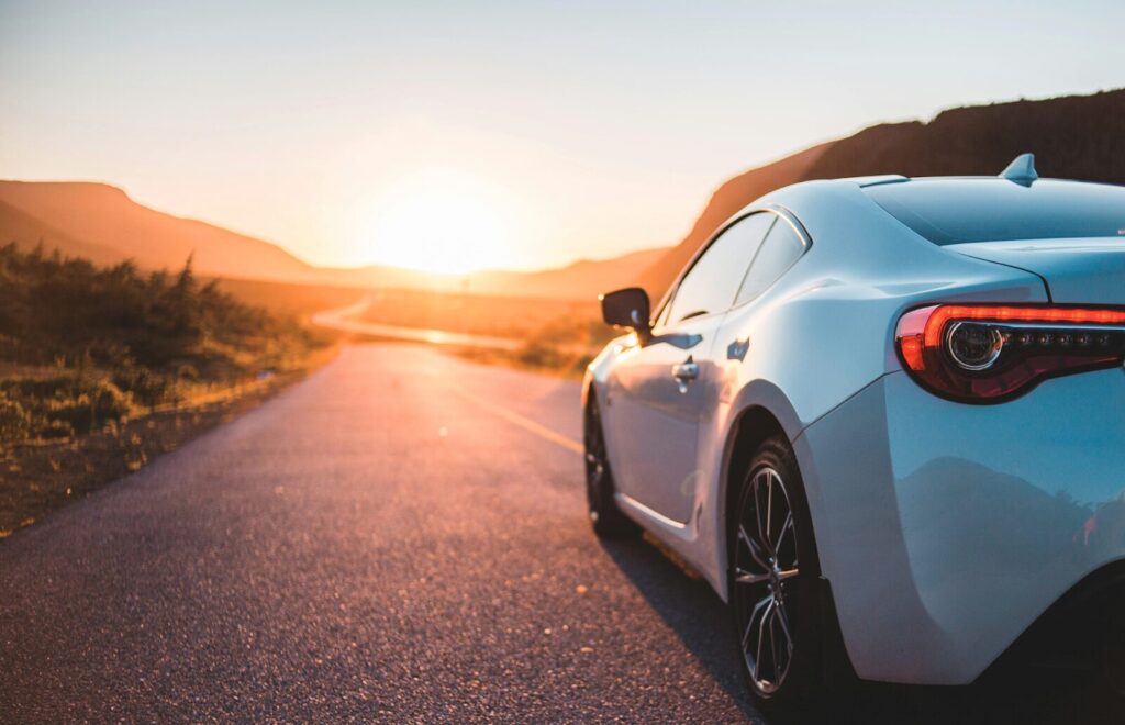 道路に停まっている車