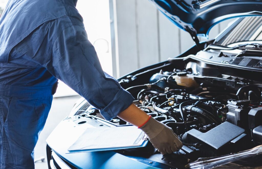 車の点検をしている