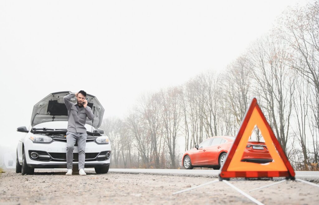 バッテリー上がりを防ぐためにできる対策（車が故障して電話をかけている画像）