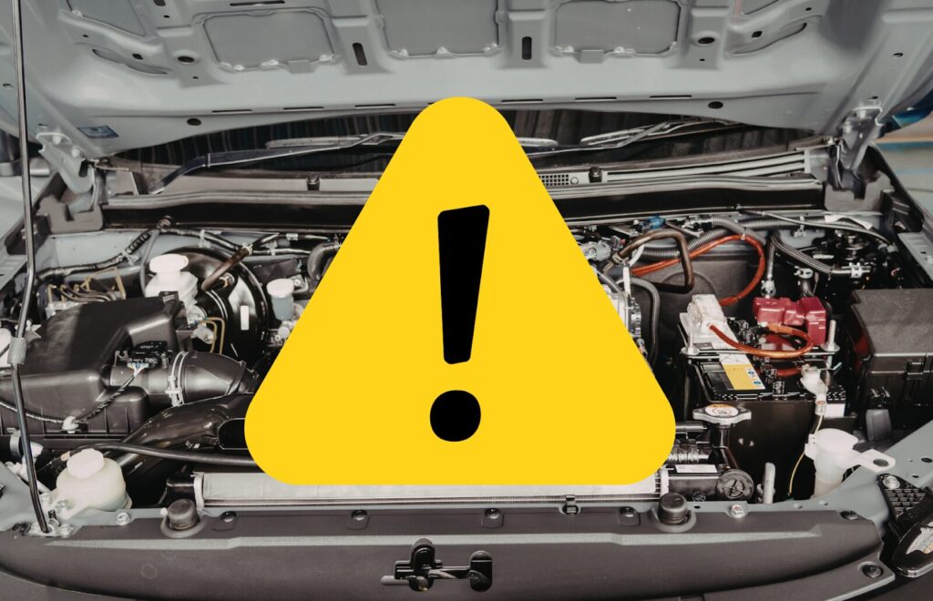 前兆が出ているときにやってはいけないこと（車のボンネットが空いているが危険マークがついている画像）