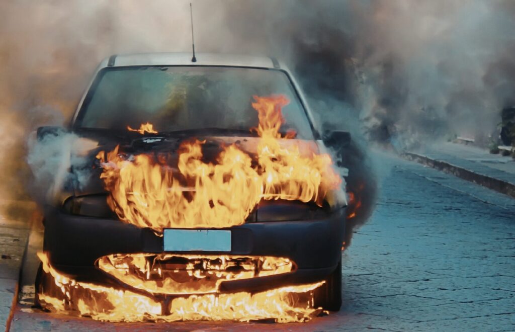 充電で様子を見るのは危険な場合もある（車が燃えている様子）