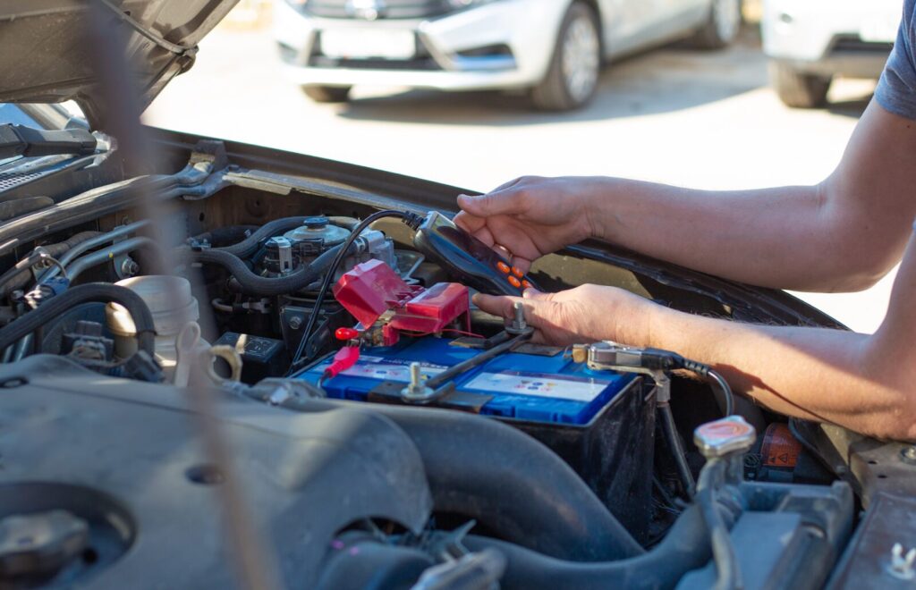 出張対応で状態を確認するメリット（バッテリーの電圧を測っている）