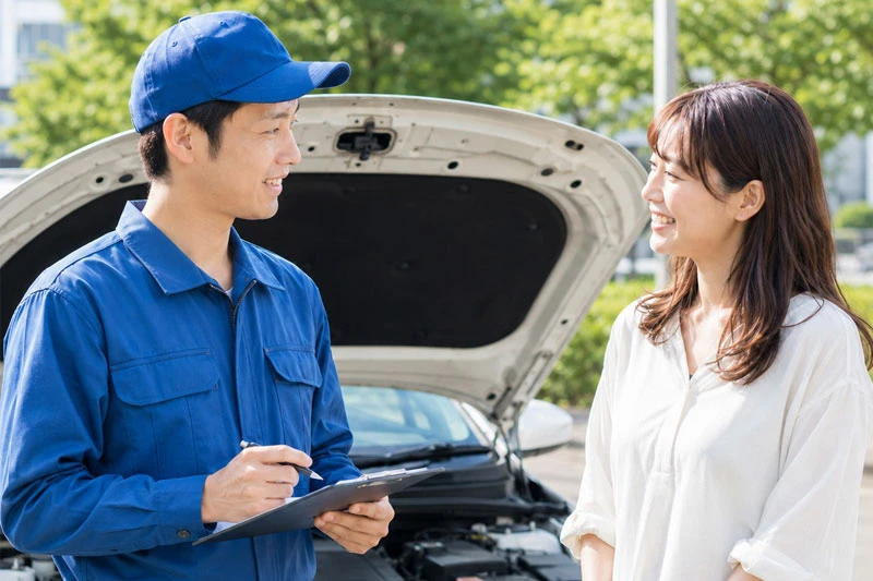 作業前に料金と作業内容を説明するバッテリーサービスセンターのスタッフ