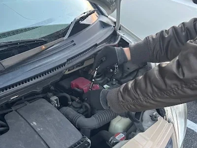 岡崎市羽根町の駐車場で日産デイズのバッテリー復旧をしている様子